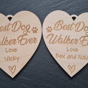 Puede incluir: Dos letreros de madera en forma de coraz&oacute;n con el texto "Best Dog Walker Ever" y los nombres "Vicky" y "Bex and Nala".