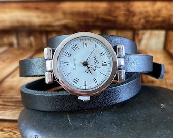 Damklocka i svart läder, Damklocka i wrap-stil, Klockor i klassisk stil, Minimalistiska smycken, Armbandsklocka, Jubileumspresent, Silverklocka