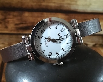 Reloj de mujer, reloj de cuero marrón oscuro, reloj plateado para mujer, regalo de aniversario de cuero, joyería minimalista, reloj pequeño, relojes de estilo clásico