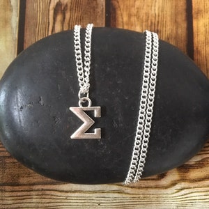 Colgante con el símbolo Sigma, joyería de matemáticas, collar Sigma, alfabeto griego, joyería minimalista, regalo para profesores de matemáticas, regalo para estudiantes de matemáticas, chapado en plata