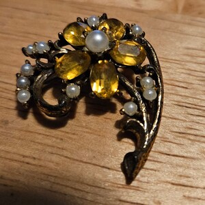 Vintage 1960s brooch