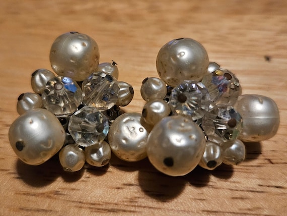 Vintage faux pearls clip on earrings - image 1