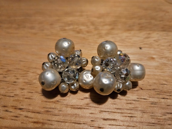 Vintage faux pearls clip on earrings - image 3