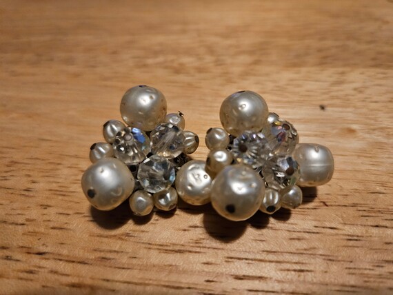 Vintage faux pearls clip on earrings - image 4