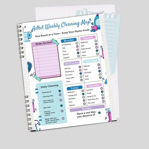 Pode incluir: Um planejador ADHD Weekly Cleaning Map com encadernação em espiral e fundo quadriculado. A página inclui seções para limpeza diária, uma área de notas e um cronograma de segunda a domingo com caixas de seleção para tarefas domésticas.