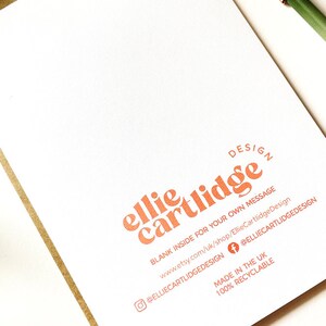 K&ouml;nnte beinhalten: Eine wei&szlig;e Karte mit einem braunen Umschlag. Die Karte hat ein pfirsichfarbenes Design mit dem Text "ellie cartlidge" und den Worten "BLANK INSIDE FOR YOUR OWN MESSAGE". Die Karte enth&auml;lt auch die Website-Adresse "www.etsy.com/uk/shop/EllieCartlidgeDesign" und Social-Media-Handles "@ELLIECARTLIDGEDESIGN" und "@ELLIECARTLIDGEDESIGN". Die Karte enth&auml;lt auch den Text "MADE IN THE UK" und "100% RECYCLABLE".