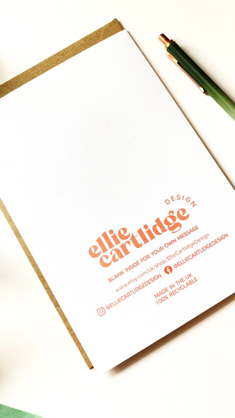K&ouml;nnte beinhalten: Eine wei&szlig;e Karte mit einem braunen Umschlag. Die Karte hat ein pfirsichfarbenes Design mit dem Text "ellie cartlidge" und den Worten "BLANK INSIDE FOR YOUR OWN MESSAGE". Die Karte enth&auml;lt auch die Website-Adresse "www.etsy.com/uk/shop/EllieCartlidgeDesign" und Social-Media-Handles "@ELLIECARTLIDGEDESIGN" und "@ELLIECARTLIDGEDESIGN". Die Karte enth&auml;lt auch den Text "MADE IN THE UK" und "100% RECYCLABLE".