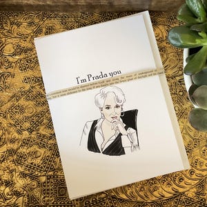 Divertida tarjeta de felicitación de graduación dibujada a mano. El diablo viste de Prada, Miranda Priestly, 5 x 7, con sobre