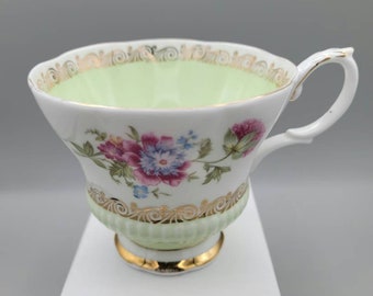 Theekopje Royal Albert Reverie | Vintage Montrose porseleinen beker