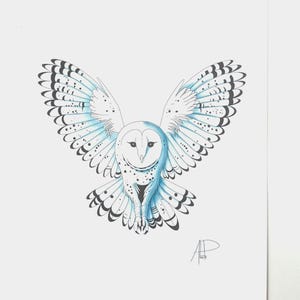 Peut inclure: Un dessin au trait noir et blanc d'une chouette effraie avec des accents de peinture aquarelle bleue. La chouette est en vol, les ailes déployées.