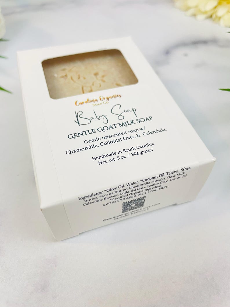 Puede incluir: Una caja blanca de jab&oacute;n para beb&eacute;s Carolina Organics. La caja tiene una ventana que muestra el jab&oacute;n en su interior. El jab&oacute;n no tiene perfume y est&aacute; hecho con leche de cabra, manzanilla, avena coloidal y cal&eacute;ndula. Peso neto 142 gramos.