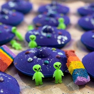 Alien Surprise Bath Bomb | Invasion UFO Bath Bomb | Glow in the dark Alien Surprise