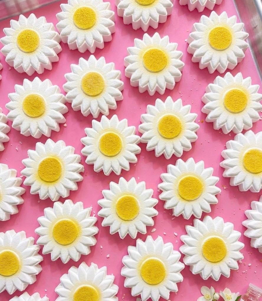 Daisy Flower Bath Bomb: Soft floral scent, party favor, 3 oz