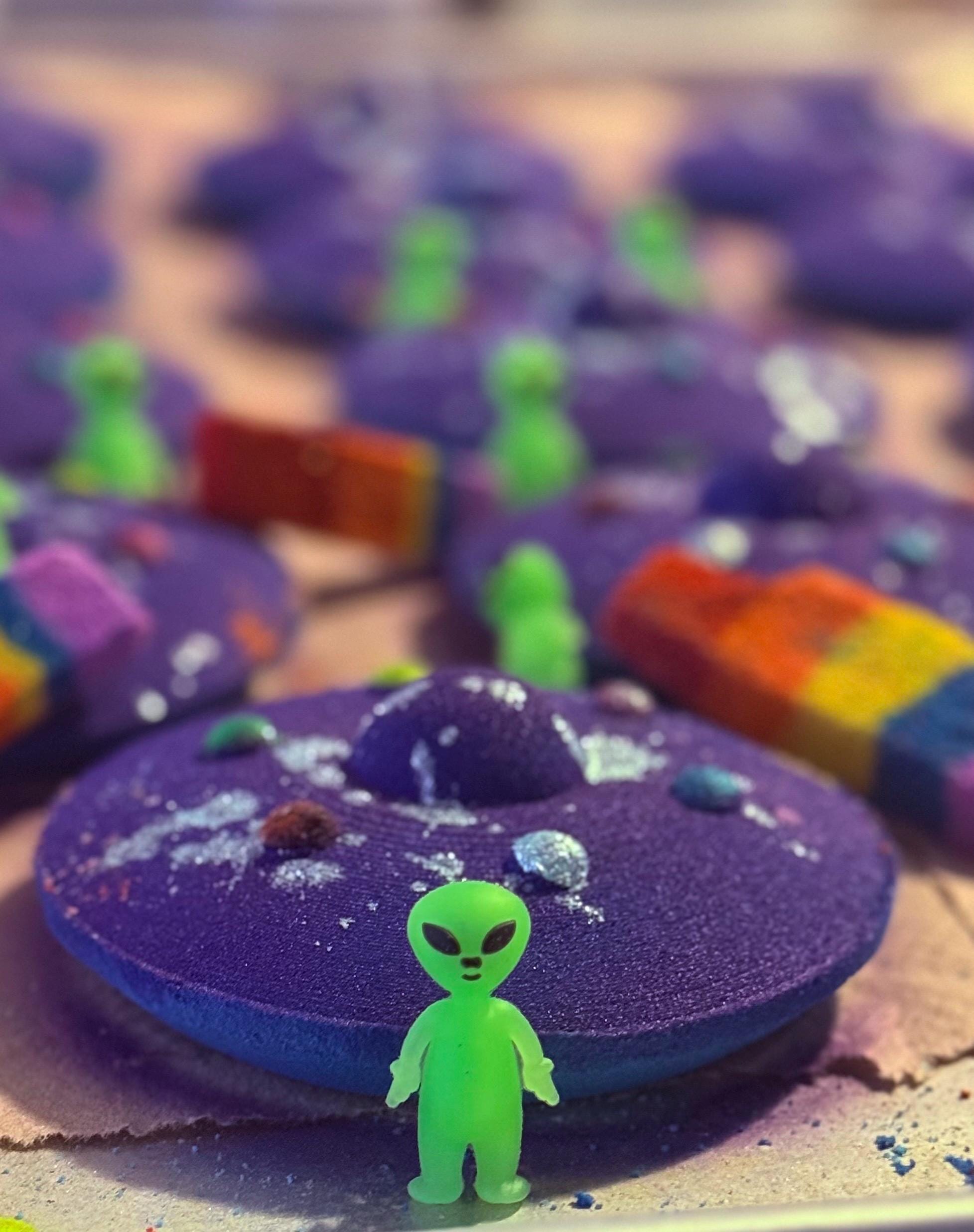 Alien UFO Bath Bomb, Glow in the Dark Alien Surprise - Etsy