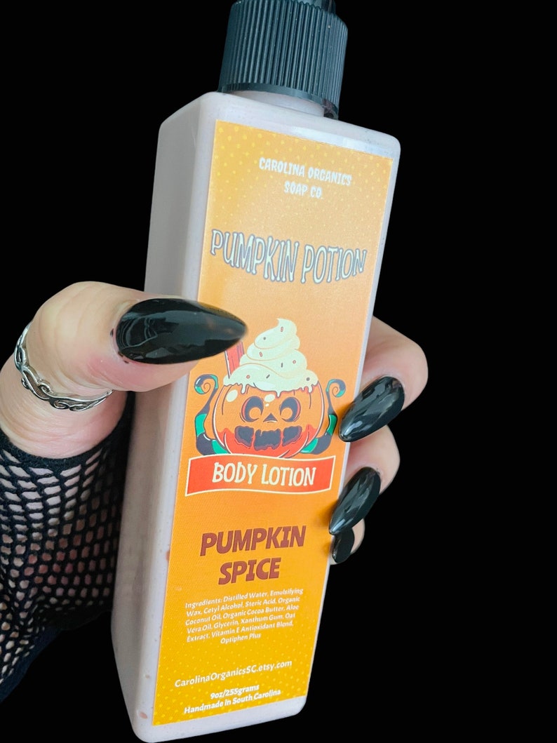 以下が含まれることがあります： Carolina Organics Soap Co.のパンプキンポーションボディローションの長方形ボトル。ラベルにはホイップクリームを乗せたカボチャのイラスト、Pumpkin Potion、Body Lotion、Pumpkin Spiceの文字、および255グラムの表記があります。