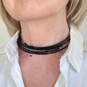 Svart kristallchoker: Flertrådigt minnestrådshalsband med äkta läder