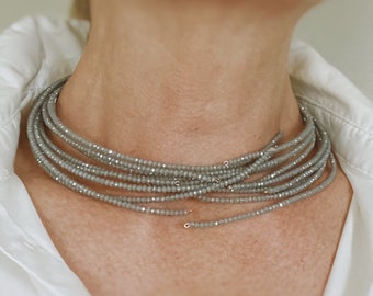 Collier ras de cou multirangs en cristaux gris et cuir véritable