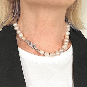 Collar de perlas hecho a mano: Perlas de agua dulce con cierre de plata y circonitas cúbicas