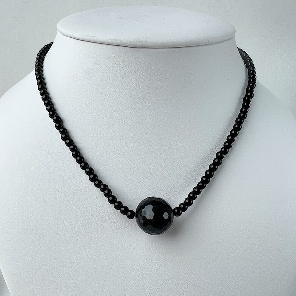 Collier ras de cou en perles d'onyx naturel avec une grosse perle centrale, tour de cou noir, collier en pierre naturelle