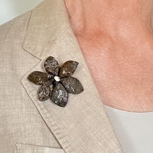 珍しい琥珀の花のブローチ/ペンダント、天然のバルト海産琥珀、トレンディなブローチ、エコスタイルのジュエリー、手作り