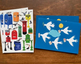 Könnte beinhalten: Zwei Karten mit unterschiedlichen Designs. Die erste Karte zeigt eine Vielzahl von bunten Briefkästen und Postfächern mit Vögeln und anderen Details. Die zweite Karte zeigt einen blauen Hintergrund mit weißen Tauben, die in einem Himmel mit einer Wolke und einer Sonne fliegen.