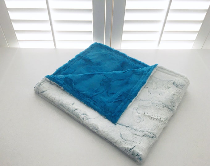 Maui/White Frost Hide Weighted Blanket