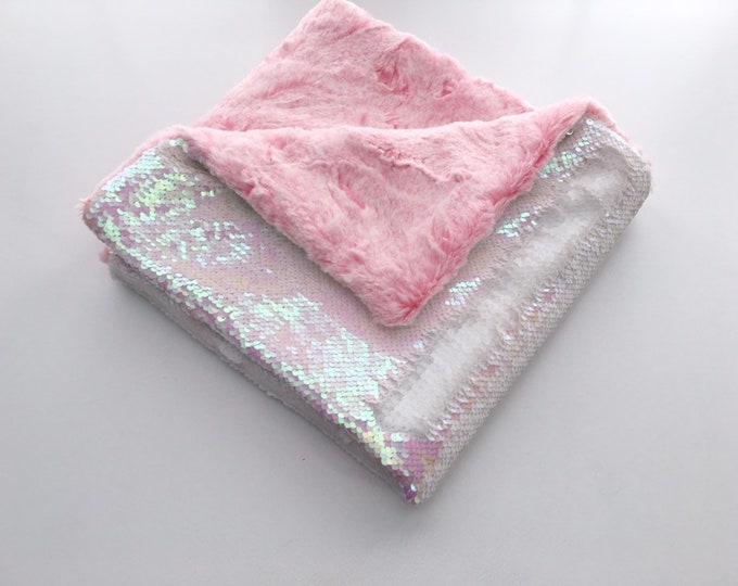 Iridescent white/white reversible sequins weighted lap pad