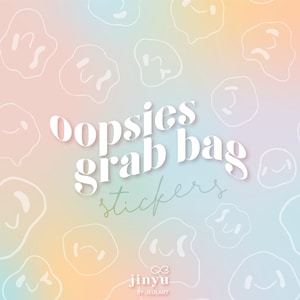 Puede incluir: Un fondo degradado en arcoíris pastel con ilustraciones blancas de varios rostros sonrientes. El texto "oopsies grab bag stickers" está en blanco con un "stickers" verde escrito a mano en cursiva. El texto "jinyu by JEULART" está en negro con un símbolo de infinito blanco.