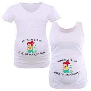 Op de afbeelding: Twee witte zwangerschapsshirts, een V-hals T-shirt en een tanktop. Beide hebben een afbeelding van Ariel uit De Kleine Zeemeermin met de tekst "SOMEDAY I'LL BE PART OF YOUR WORLD".