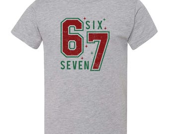 Camiseta navideña/festiva gris "6-7" estilo universitario para jóvenes y adultos (manga corta)