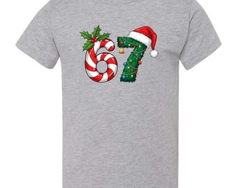 Camiseta juvenil gris de rayas navideñas y árbol (manga corta) talla 6-7
