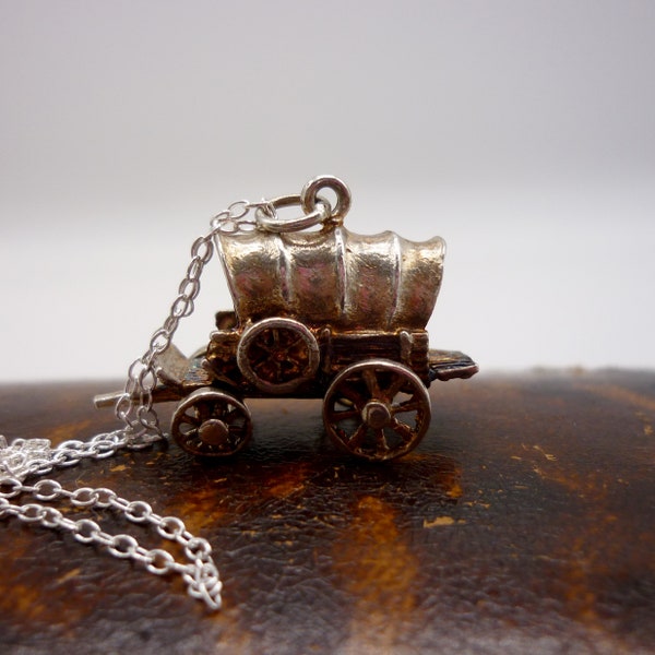 Collar de vagón de plata vintage, caravana gitana tradicional con encanto de ruedas móviles