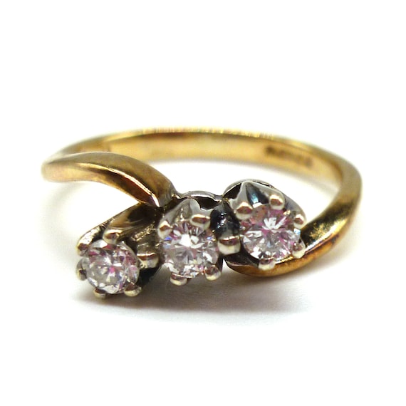 Diamond crossover 2024 ring yellow gold