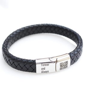 Könnte beinhalten: Ein schwarzes geflochtenes Lederarmband mit einem rechteckigen silberfarbenen Metallverschluss. Der Verschluss ist auf einer Seite mit dem Text Forever and Always und auf der angrenzenden Seite mit einem quadratischen QR-Code graviert.