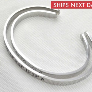 Pulsera de puño grande, joyería personalizada de acero inoxidable hipoalergénico, pulsera grabada, pulsera unisex, regalos de aniversario