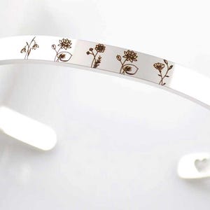 Armband met meervoudige geboortebloem, waterdichte gepersonaliseerde manchetarmband, bloemensieraden, gegraveerde bloemensieraden geboortemaand, Moederdagcadeau