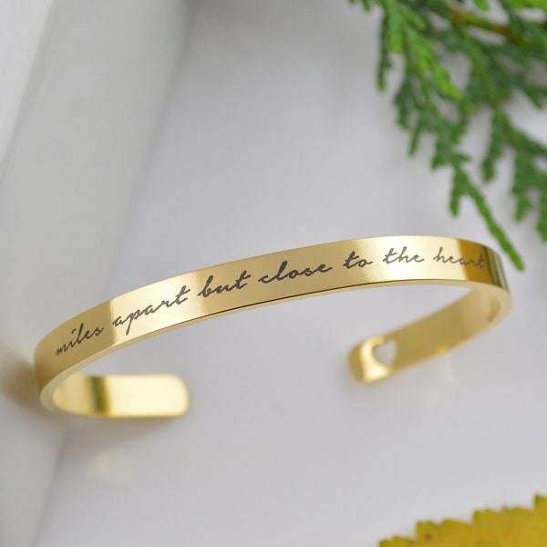 Personalisiertes Manschettenarmband, personalisierter Schmuck, graviertes Armband, Gold Manschettenarmband, Armbänder für Frauen, Abschlussgeschenke für sie