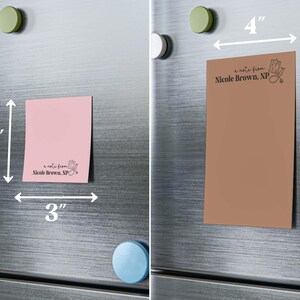 K&ouml;nnte beinhalten: Zwei K&uuml;hlschrankmagnete mit rosa und braunem Hintergrund. Die Magnete sind 7,6 cm x 7,6 cm und 10,2 cm x 15,2 cm gro&szlig;. Der Text auf den Magneten lautet "a note from Nicole Brown, NP".