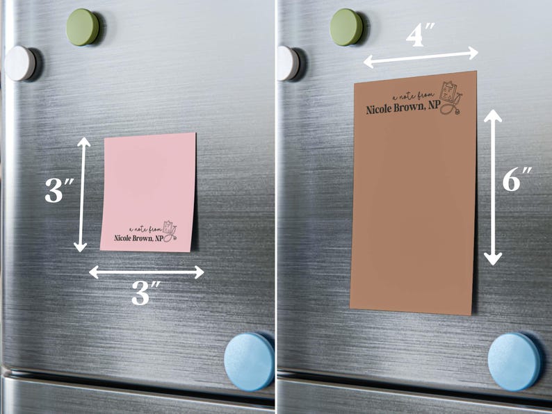 K&ouml;nnte beinhalten: Zwei K&uuml;hlschrankmagnete mit rosa und braunem Hintergrund. Die Magnete sind 7,6 cm x 7,6 cm und 10,2 cm x 15,2 cm gro&szlig;. Der Text auf den Magneten lautet "a note from Nicole Brown, NP".