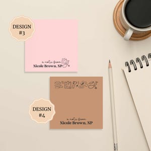 K&ouml;nnte beinhalten: Zwei verschiedene Designs f&uuml;r Notizkarten. Die obere Karte ist rosa mit dem Text "a note from Nicole Brown, NP" und einer kleinen Illustration von medizinischen Utensilien. Die untere Karte ist braun mit dem gleichen Text und einer Reihe von medizinischen Illustrationen oben.