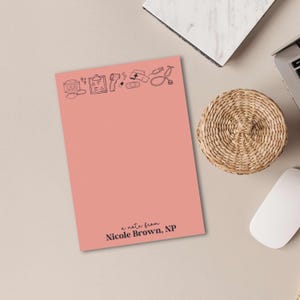 K&ouml;nnte beinhalten: Ein rosa Notizblock mit schwarzem Rand, der medizinische Symbole und den Text "a note from Nicole Brown, NP" zeigt.