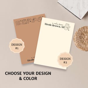 K&ouml;nnte beinhalten: Zwei Designs f&uuml;r einen Notizblock mit medizinischem Thema. Das erste Design zeigt einen braunen Hintergrund mit einem Rand aus medizinischen Symbolen. Das zweite Design zeigt einen cremefarbenen Hintergrund mit einem Stethoskop und einer Klemmbrett. Beide Designs enthalten den Text "a note from Nicole Brown, NP".