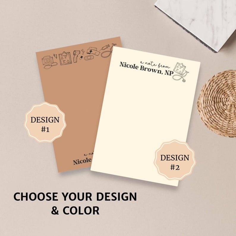 K&ouml;nnte beinhalten: Zwei Designs f&uuml;r einen Notizblock mit medizinischem Thema. Das erste Design zeigt einen braunen Hintergrund mit einem Rand aus medizinischen Symbolen. Das zweite Design zeigt einen cremefarbenen Hintergrund mit einem Stethoskop und einer Klemmbrett. Beide Designs enthalten den Text "a note from Nicole Brown, NP".