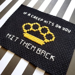 Als er een engerd op je afkomt, sla je ze terug. Boksbeugels, met de hand geborduurde kruissteek, naai op Aida canvas patch