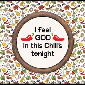 Puede incluir: Un aro de bordado redondo de madera con tela blanca en el interior. La tela tiene chiles rojos y el texto "I feel GOD in this Chili's tonight".