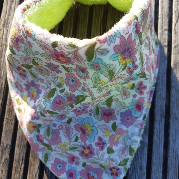 bavoir bandana fleuri vert et rose