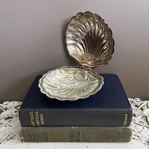 Vintage Silver Plate Clam Shell Butter Dish with Glass Insert, Antique Caviar Server, Silverplate Hinged Seashell Trinket Box