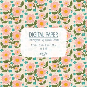 Pode incluir: Papel digital com um padrão floral. O design apresenta flores rosa com centros amarelos e pequenas flores azuis sobre um fundo creme. O texto diz "DIGITAL PAPER" e lista os tamanhos em polegadas e A6 & A4.
