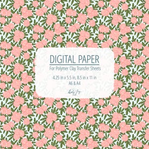 Puede incluir: Papel digital con un patrón floral de rosas rosas y hojas verdes sobre un fondo azul claro. El texto "DIGITAL PAPER" se muestra, con tamaños: 10,8 x 14 cm, 21,6 x 27,9 cm, A6 & A4. Para hojas de transferencia de arcilla polimérica.
