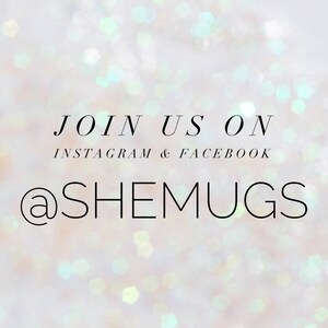 Puede incluir: &Uacute;nete a nosotros en Instagram y Facebook @SHEMUGS. El texto est&aacute; sobre un fondo blanco con una textura brillante e iridiscente.